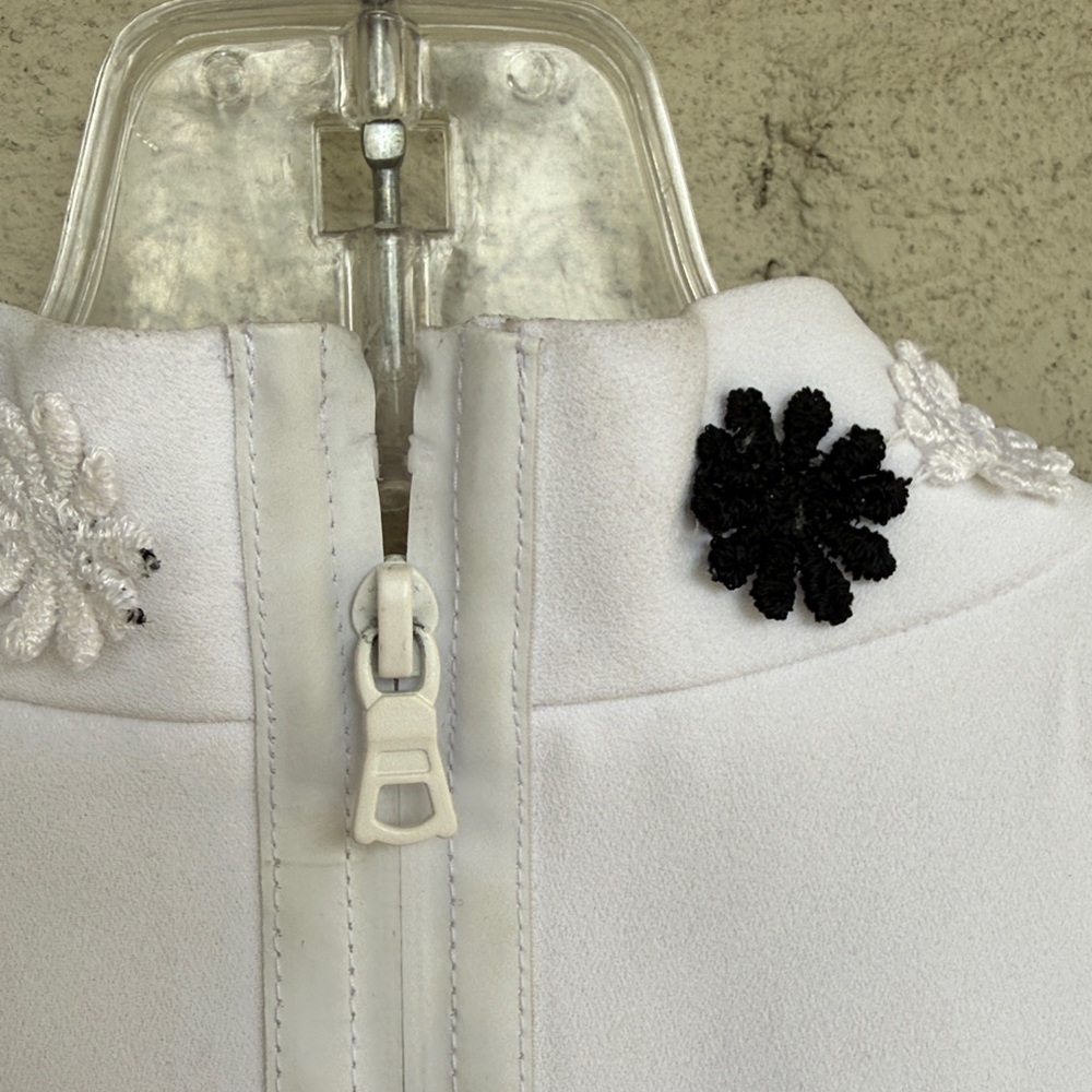 Alice + Olivia Classics White Sleeveless Shift with 3-D Flower Trim Size 6 - Picture 7 of 16